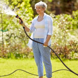 Tuyau d'arrosage extensible flexible avec accessoires et fixations (1)