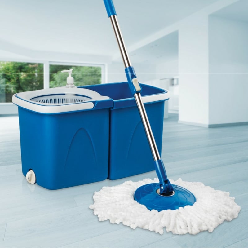 Balai magique microfibre en utilisation dans une cuisine