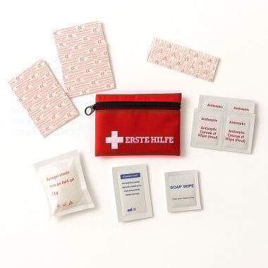 Equipé d'un kit médical d'urgence en cas de chute