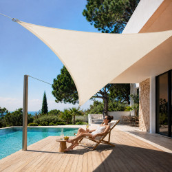 Voile d'ombrage pour se détendre au bord d'une piscine