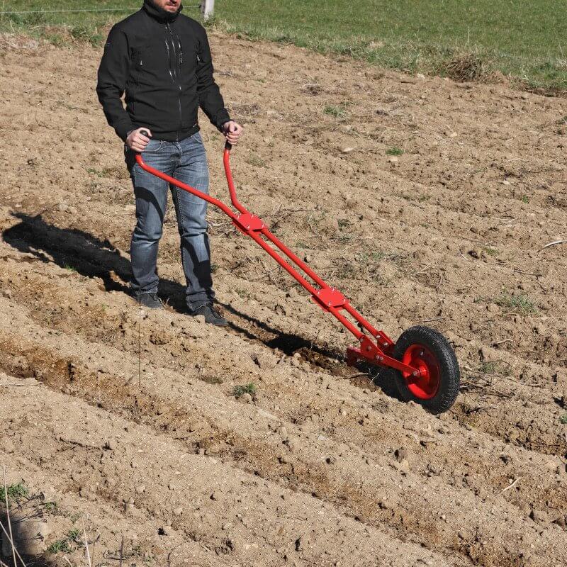 Quels sont les outils de jardinage à main indispensables pour ameublir la terre