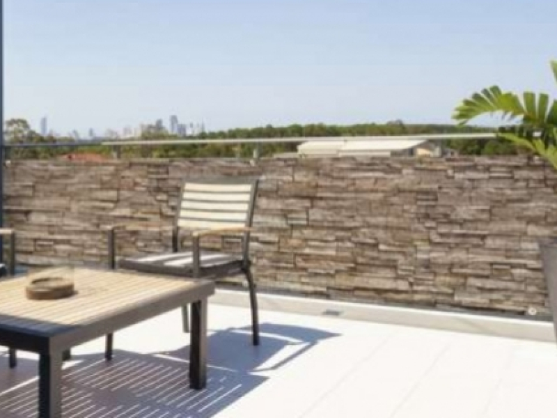 Brise vue ou canisse PVC, que choisir pour son extérieur ?