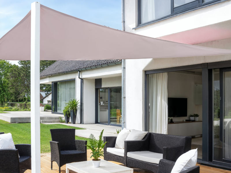 Comment installer un voile d'ombrage sur une terrasse ?
