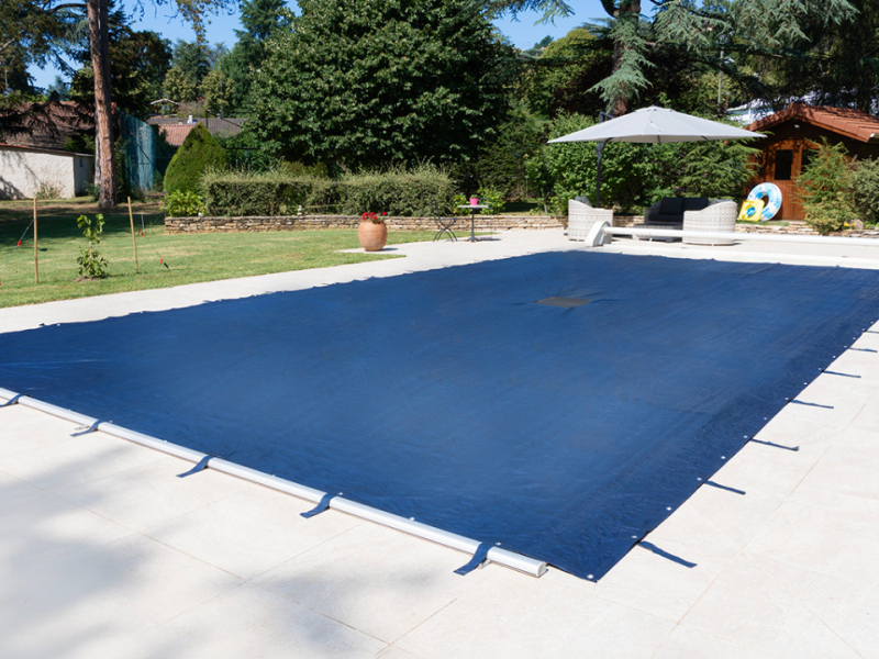 Comment choisir et installer une bâche piscine ?