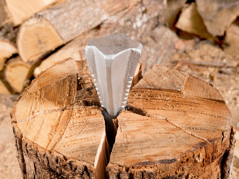 Comment fendre une bûche de bois avec un coin éclateur ?