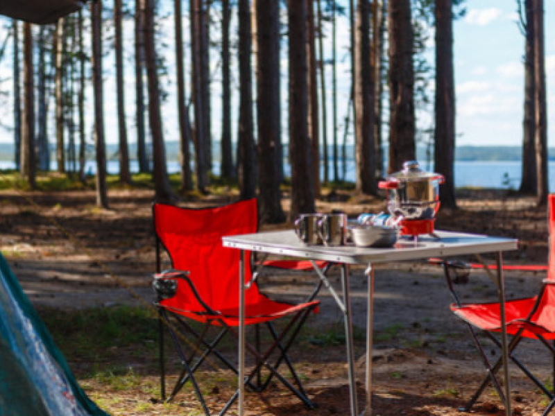 Apéros, jeux, repas : 6 occasions de sortir une table de camping pliable cet été