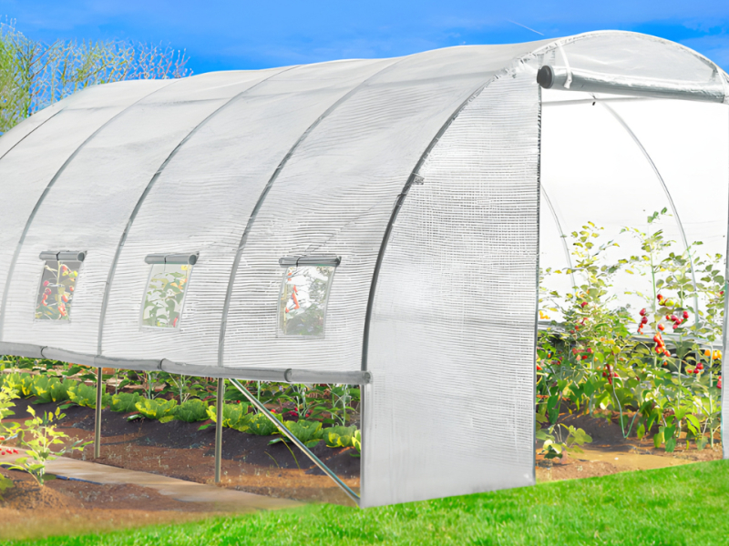 Comment installer une bâche sur une serre tunnel ?