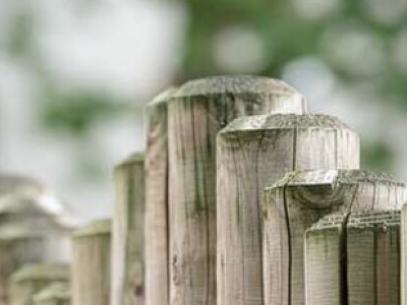 Comment utiliser une tarière pour construire une clôture ?